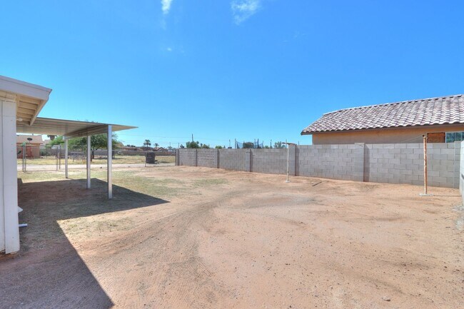 Foto del edificio - 1341 N Crane St
