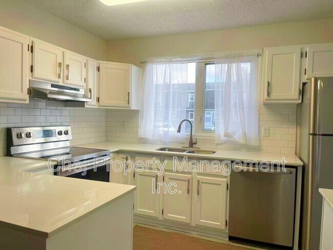 Photo du bâtiment - 3115-3119 119 St NW