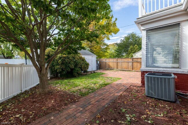 Foto del edificio - 4 br, 2.5 bath House - 125 West Montclaire...