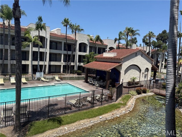 Foto del edificio - 11630 Warner Ave