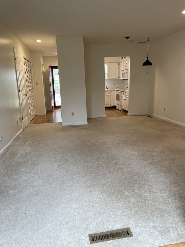 Foto del edificio - 7978 Hickory Nut Gap Rd