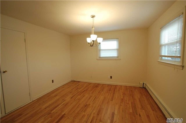 Building Photo - 927 Lakeville Rd