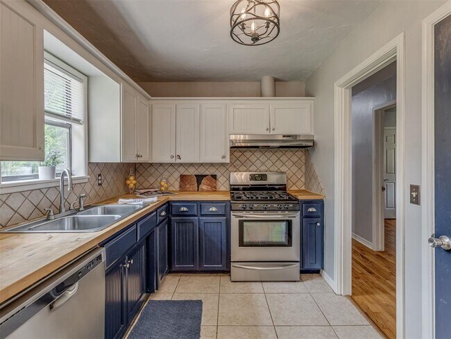 Building Photo - 300 N Fretz Ave