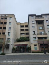 Building Photo - 931 E Walnut St