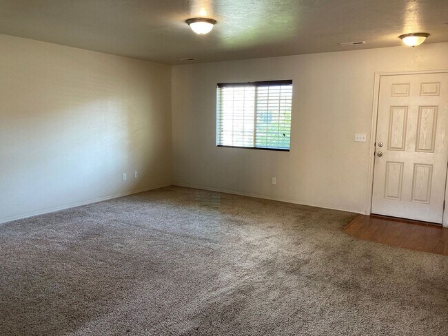 Foto del edificio - 1013 Dove~2 of 4 Bedrooms Have En Suite Ba...