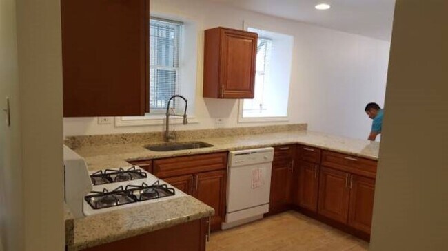 Kitchen - 634 W Oakdale Ave