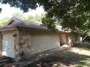 Building Photo - 12812 Tomanet Trail