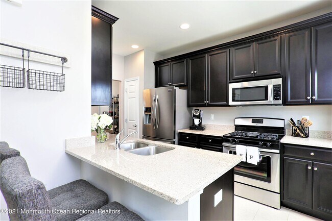 Building Photo - 137 Beacon Ln