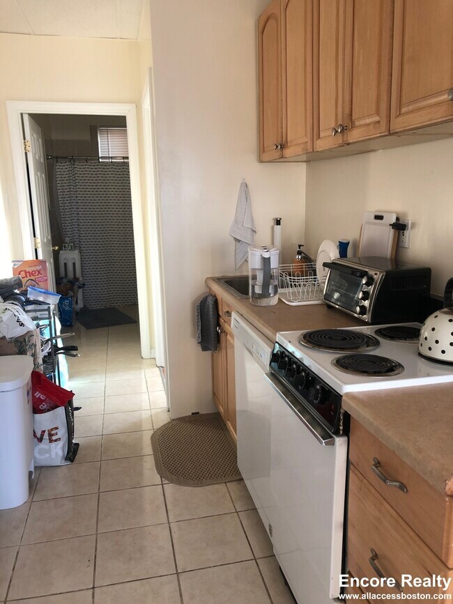 Building Photo - 879 Beacon St