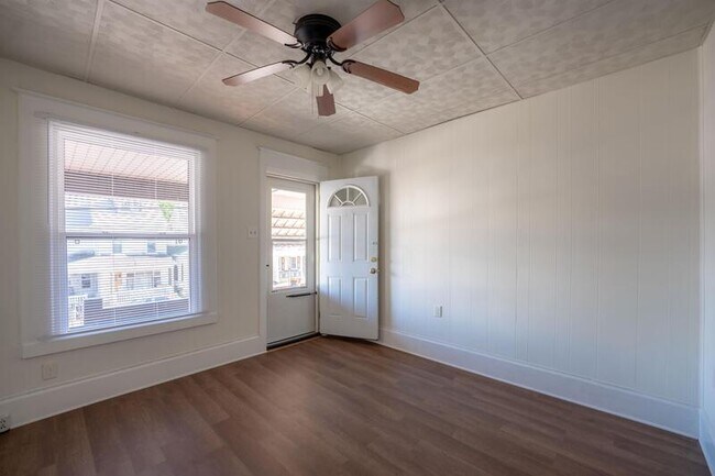 Foto del edificio - 921 W Walnut St