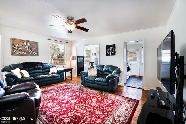 Building Photo - 3 br, 1 bath House - 4722 Pinewood Rd