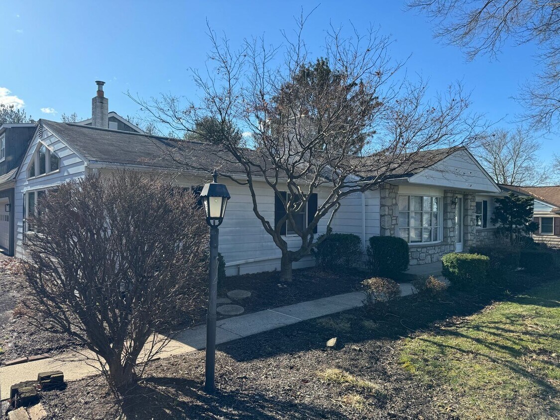 Primary Photo - Franconia 3 Bedroom 3.5 bath Rancher with ...