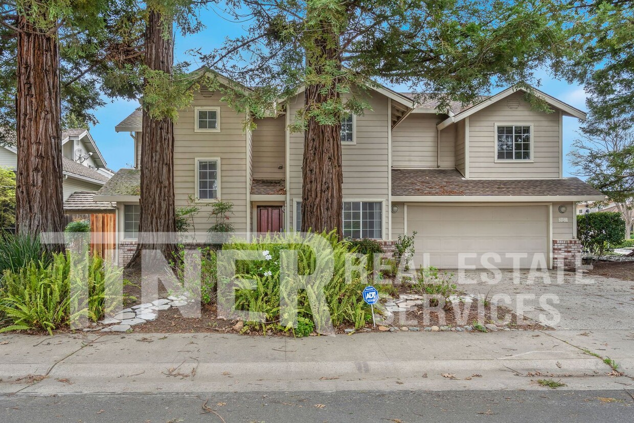 Primary Photo - Jaw-dropping location 3 Bedroom Home at th...