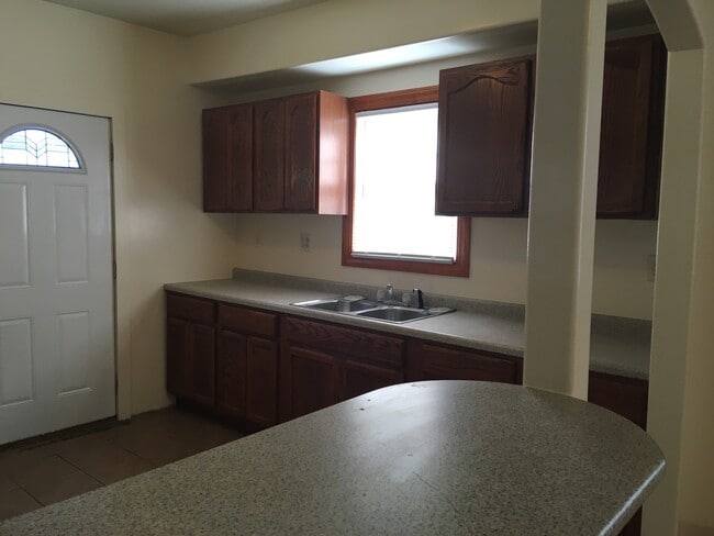 Building Photo - Section 8 Voucher Accepted / 5 BR House