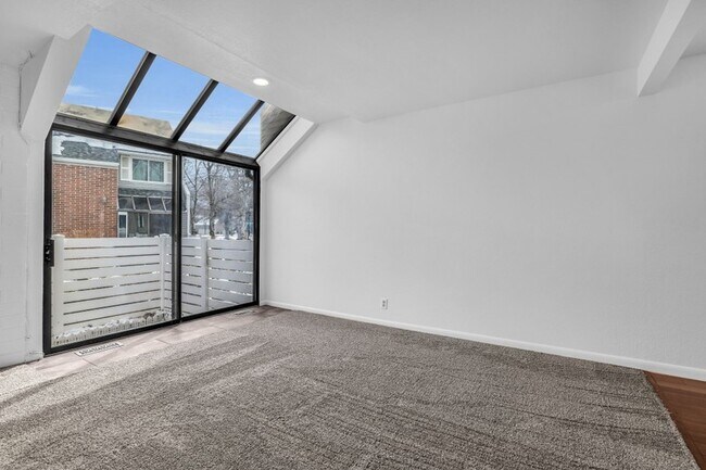 Foto del edificio - 955 Essex Ct Way