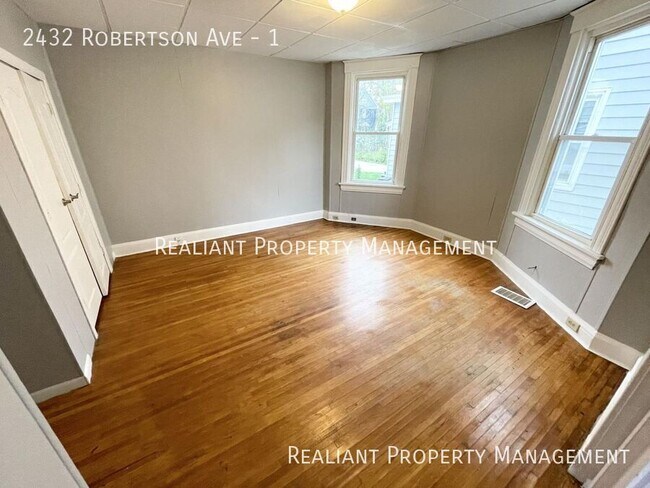 Foto del edificio - 2432 Robertson Ave