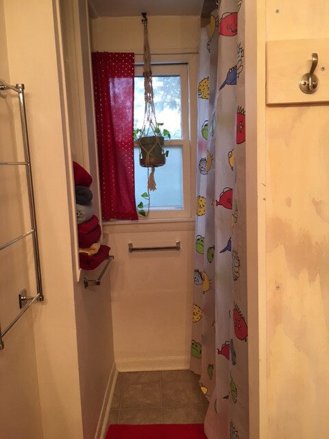 Full bath upstairs - 3112 Ellis St