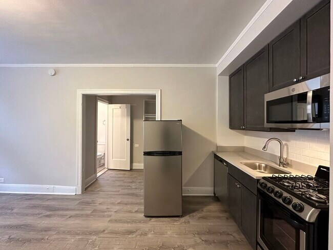 Building Photo - 3333 W Diversey Ave