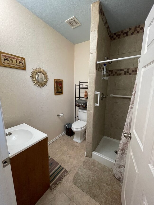 Building Photo - NEW ON MARKET (PRICE DROP!!)