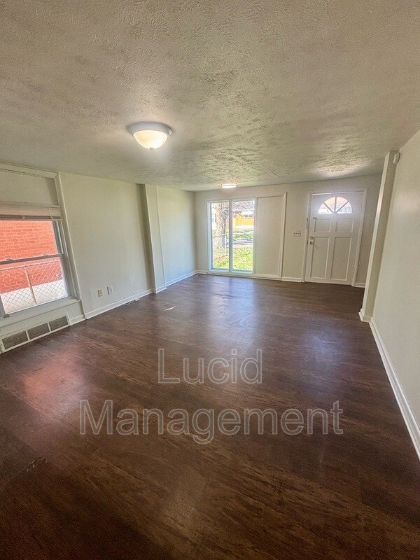 Foto del edificio - 3633 Kahlert Ave