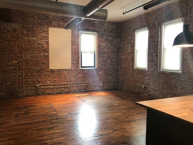 Building Photo - Lear Block