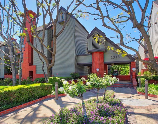 Building Photo - 1313 Valley View Rd