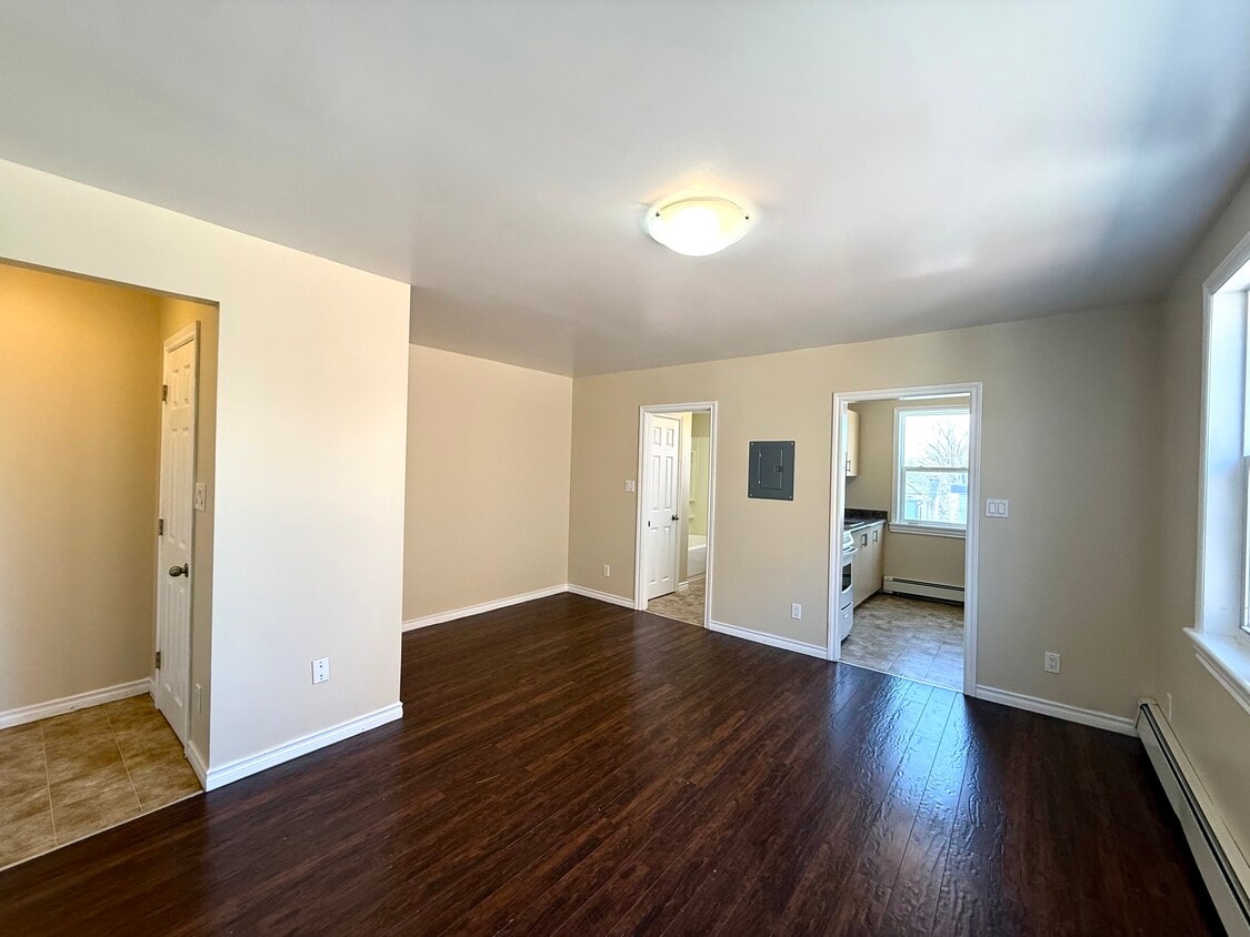 Building Photo - 387 Concession St