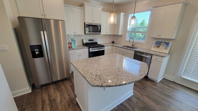 Building Photo - Partially Furnished 3 Bed, 2.5 Bath Home A...