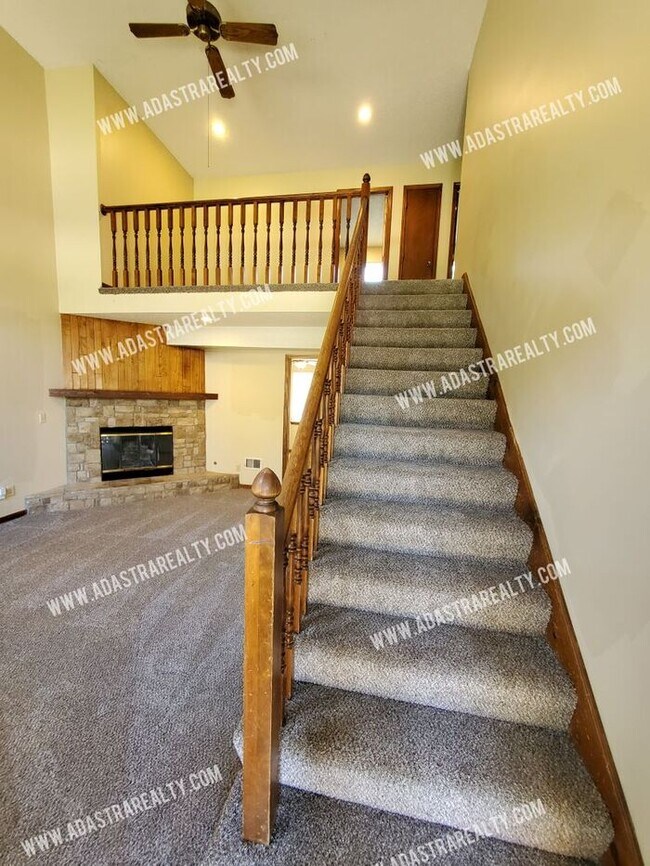 Foto del edificio - Spacious Duplex in Blue Valley-Available N...