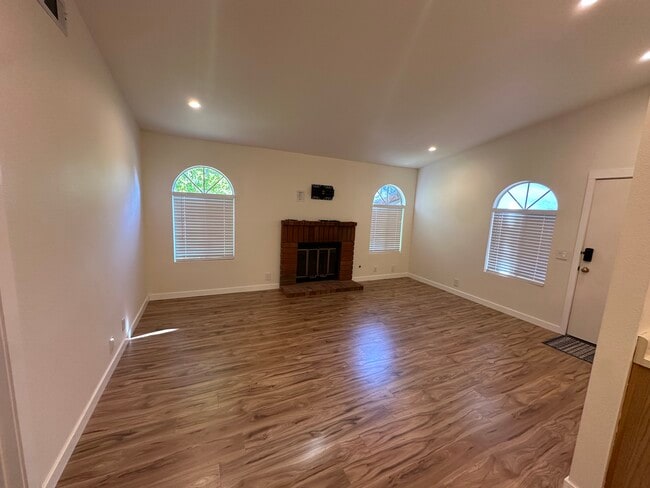 Foto del edificio - 7130 Woodlake Ave