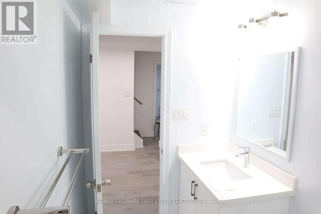 Photo du bâtiment - 1627 Baggins St