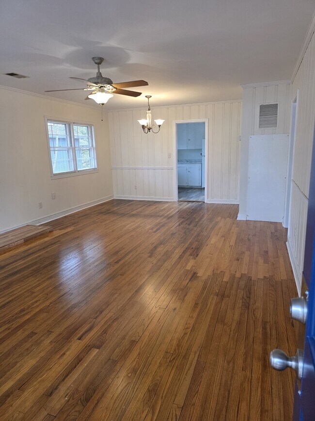 Foto del edificio - 615 Pine Dr