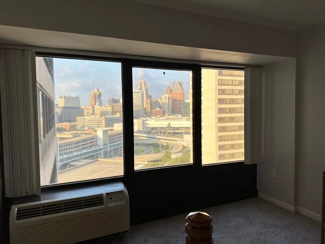 Foto del edificio - 300 Riverfront Dr