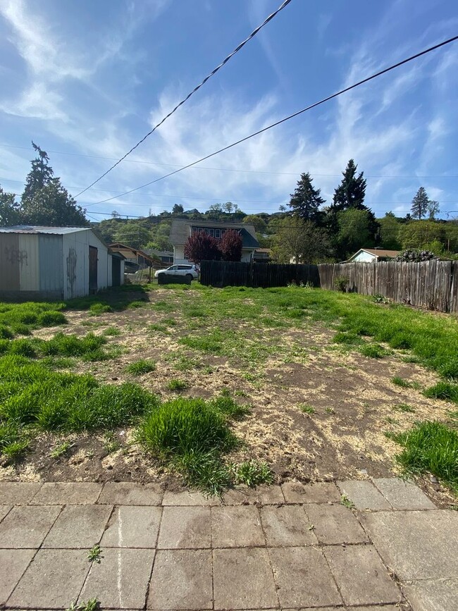 Building Photo - Charming 2 Bedroom 1 bath House! Large Bac...
