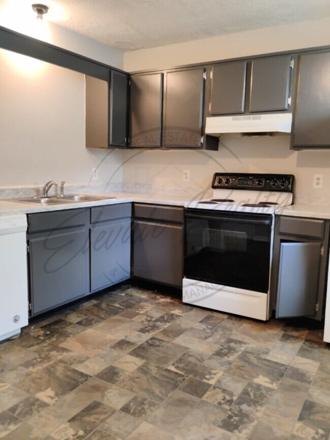 Building Photo - Two Bedroom Townhouse with deck near Trini...