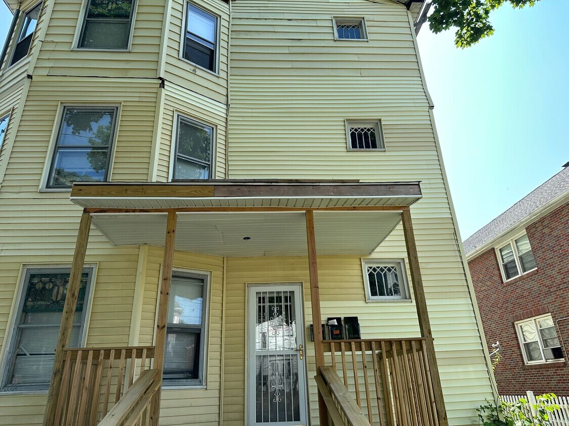 Building Photo - Gold Street Apartments