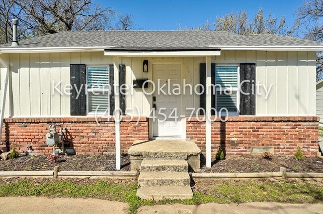 Building Photo - 4913 N Willow Ave