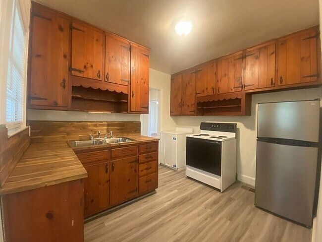 Building Photo - Shandon Area - 2-bedroom, 1-bath rental pr...