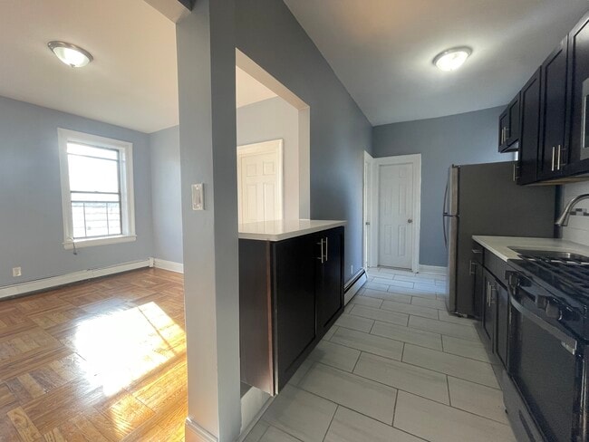 Building Photo - 149 Zabriskie St