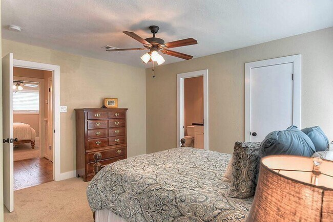 Foto del edificio - 8802 Kempwood Dr