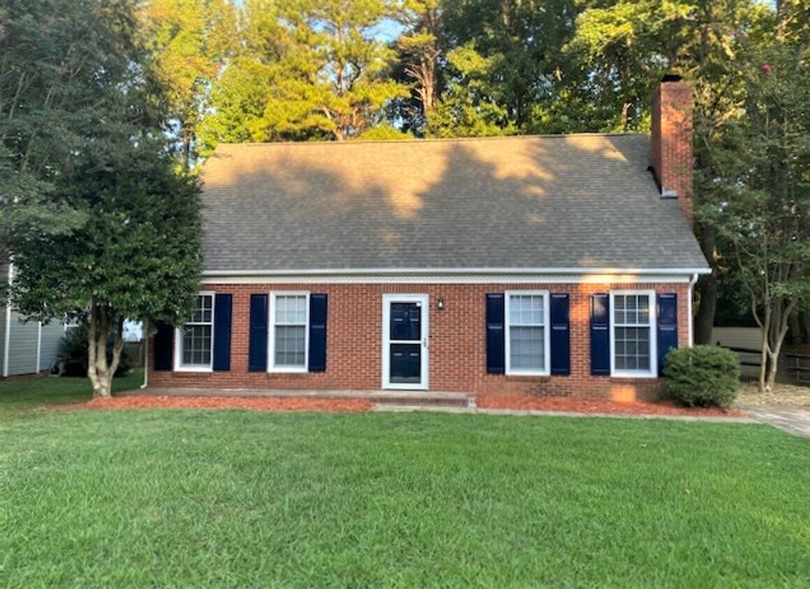 Foto principal - 3 bed, 2 bath 1 1/2 story - East Charlotte...