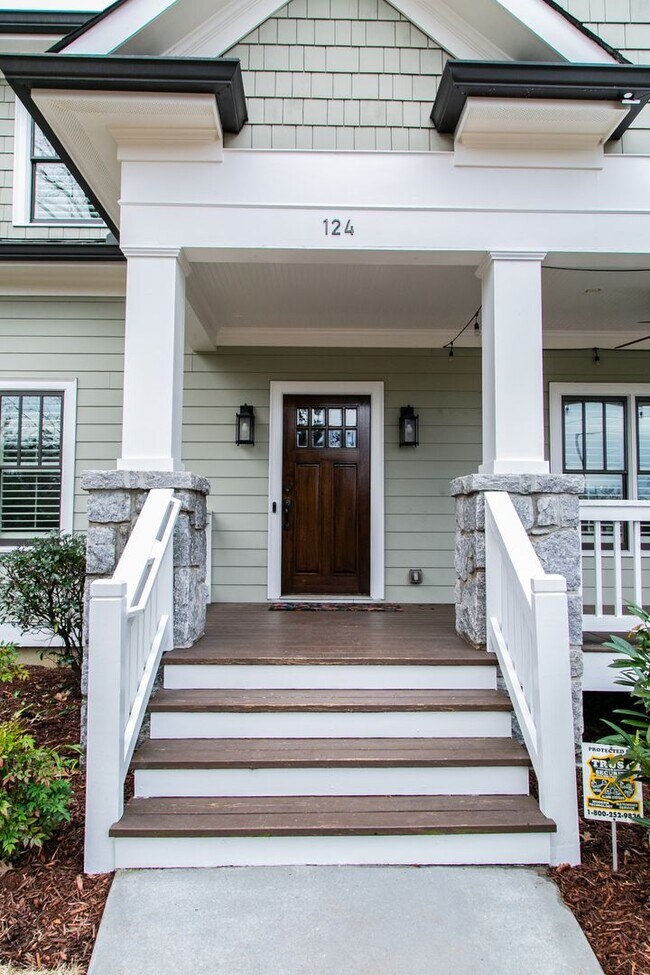 Building Photo - Oakhurst Two Story with Classic Bungalow C...