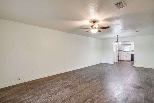 Foto del edificio - Spacious, Recently Updated Duplex!