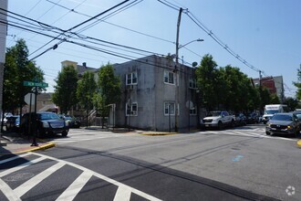 Building Photo - 327 41st St