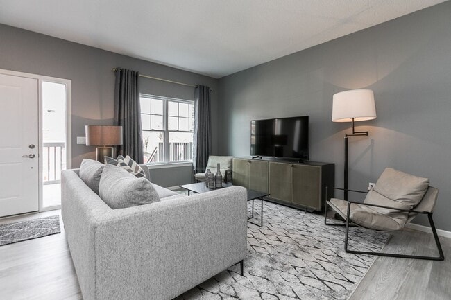 Foto del edificio - Fully Furnished Townhome Blocks Away From Downtown, Flexible Leasing Terms!