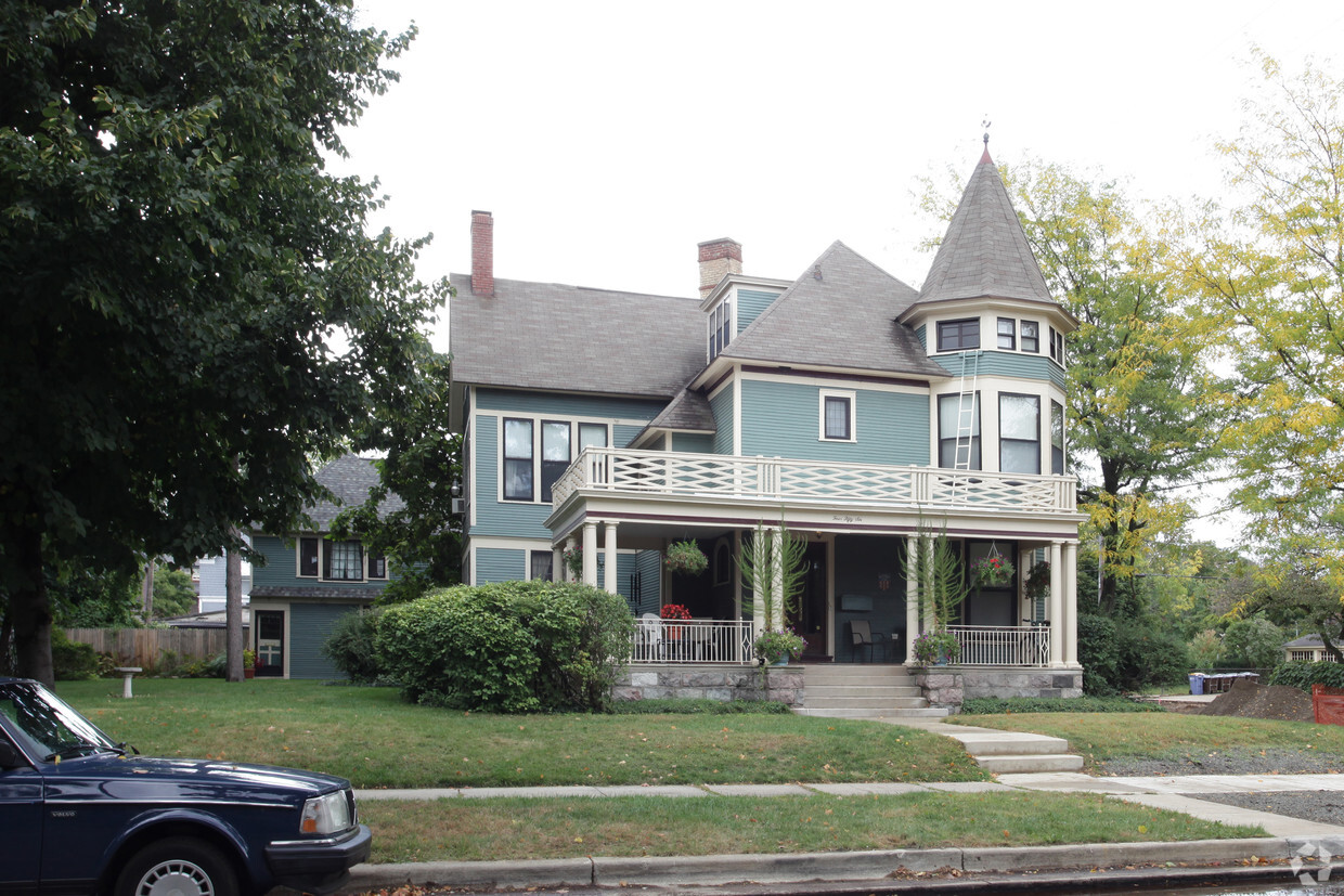 Building Photo - 456 College Ave SE