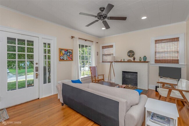 Building Photo - 1/2 OFF FIRST MONTH'S RENT - AVAILABLE DEC...