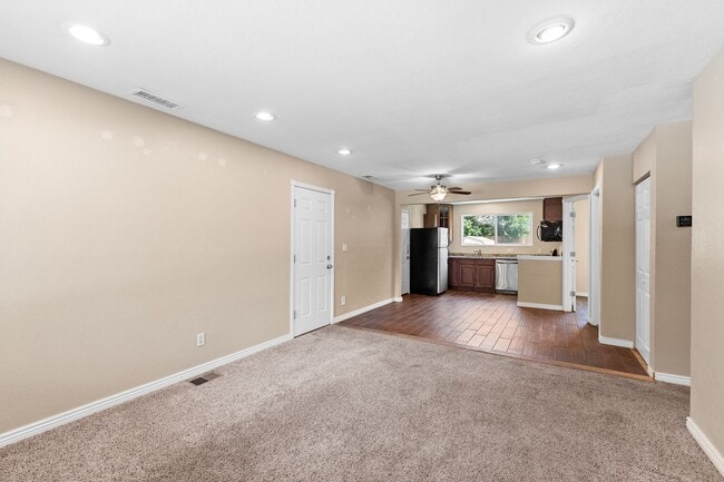 Building Photo - 3 Bedroom in Prime Location!