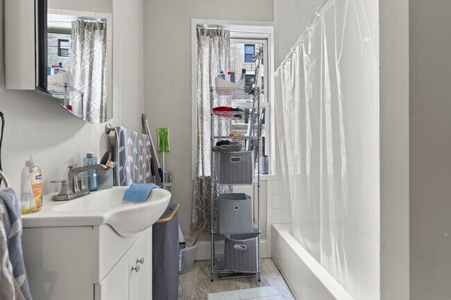 Building Photo - Gorgeous 1-bed/1-bath with Laundry in Unit!