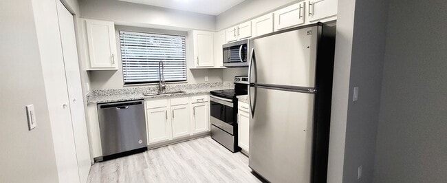 Building Photo - Renovated 2 Bedroom / 1 Bathroom Apartment...